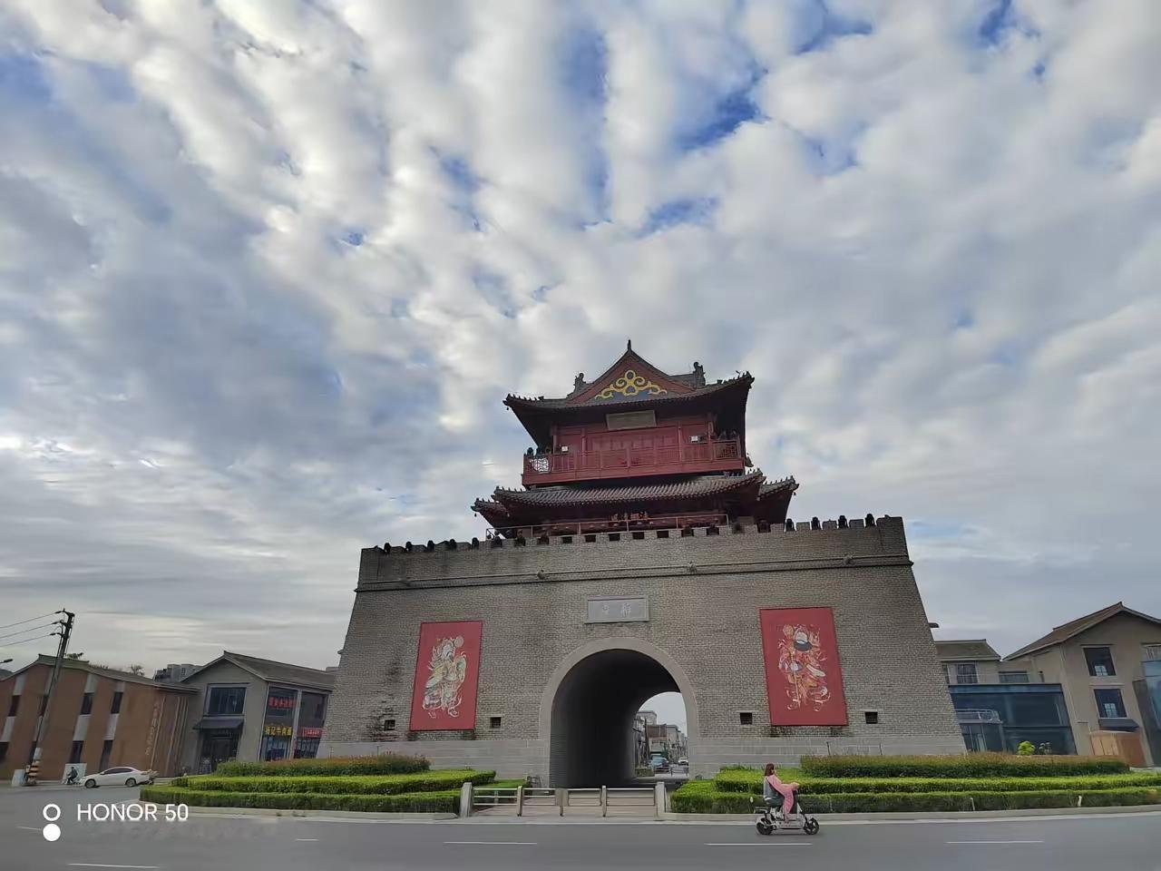 一位东北小伙串亲戚，他不费心思挑礼物，而是空手上门。先陪老人唠嗑，扯家常。说主家