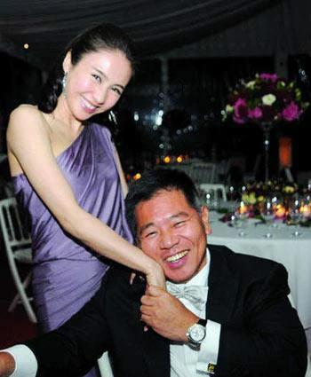 2008年，演员黎姿做生意失败，这时候弟弟又出了车祸，急需救命钱！她迫于无奈，找