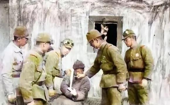 这是日军摄影师为表达中日亲善，在街头摆拍的镜头。几名日军围着一名流浪汉，有的递给