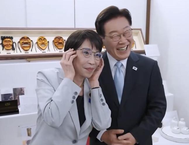 高市早苗借戴李在明眼镜引争议，日本网友吐槽外交礼仪！高市早苗这次访韩的眼镜互