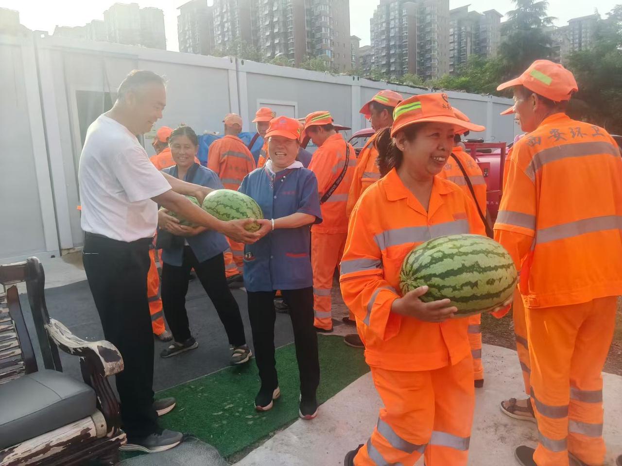 7月8日，希望军转团联合西安心连心志愿者协会，为灞桥区部分环卫工及社区志愿者送去