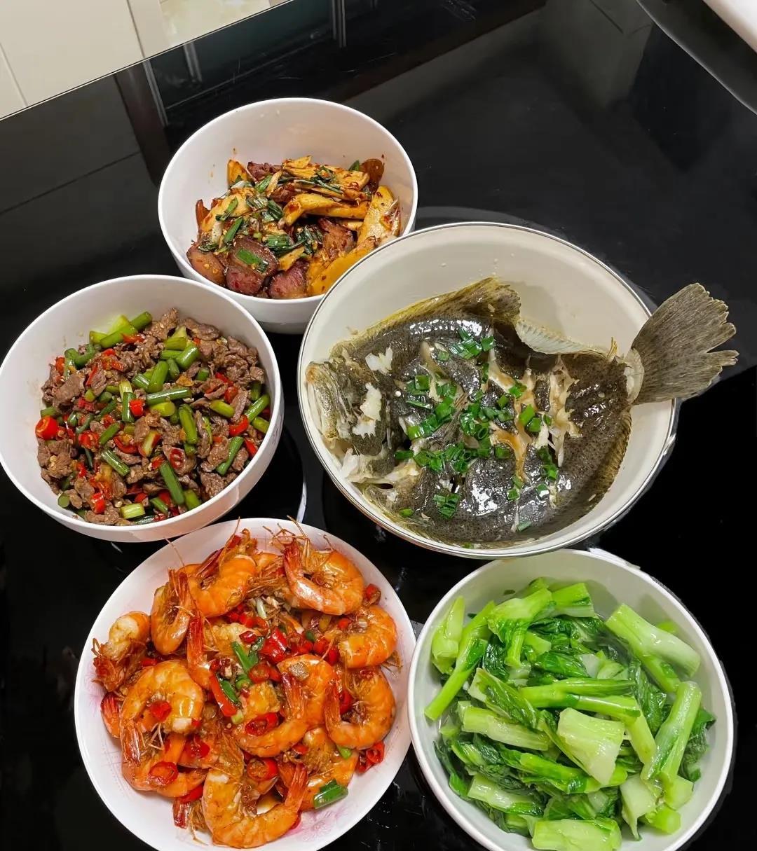 对于一个家庭一个月只有4600元收入的家庭来说，我们一家四口的晚餐，大家觉