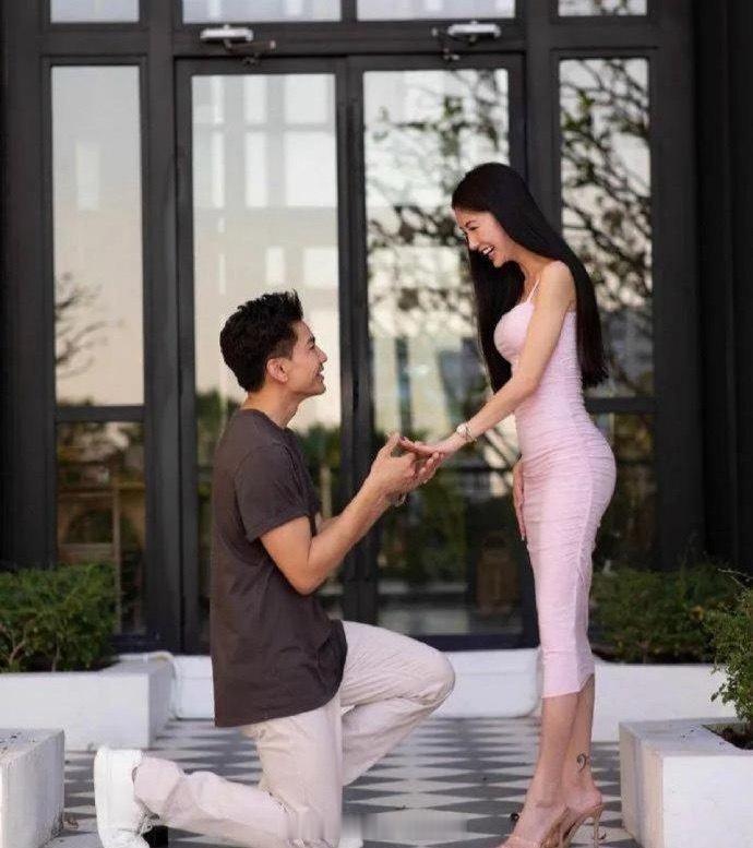 孔子第76代嫡孙孔令奇求婚成功，4克拉巨型钻石戒指套牢马来西亚女友，话说他跟孔子