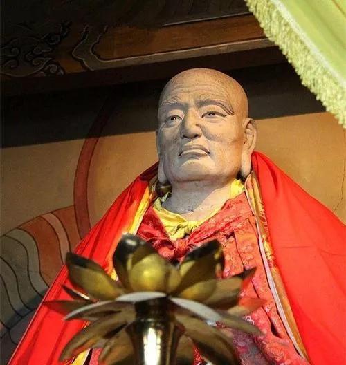 1996年的一个清晨，冀家庄村村长李金锁像往常一样去正果寺清扫。他拿着扫帚拂