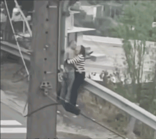 亲着亲着人没了！这是一则葡萄牙的搞笑段子：有一对情侣正处于浓情蜜意、尔侬我侬