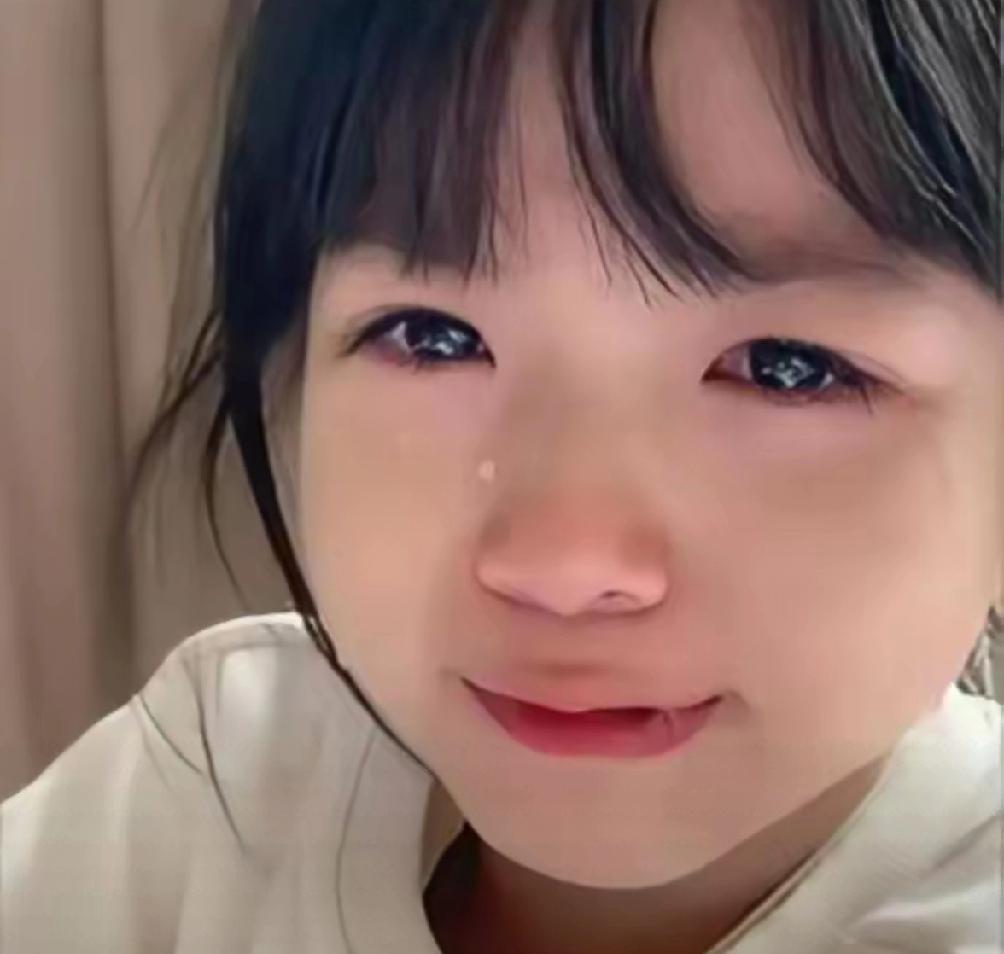 浙江丽水市一个班主任正在办公室批评一个女孩。她问女孩：“你妈妈是做什么工作的？”