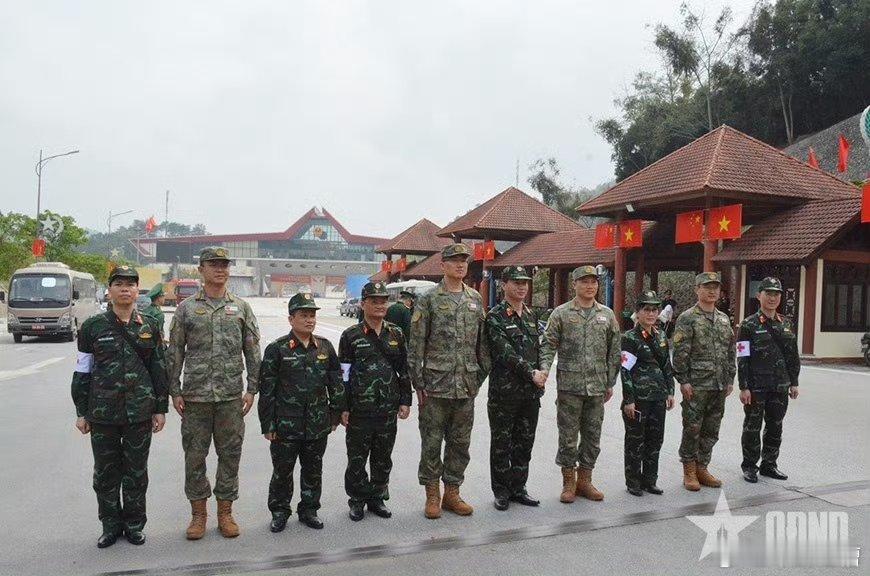中越军人合影，双方体格差距一目了然感谢国家菜篮子工程，让所有中国人都能营养充足