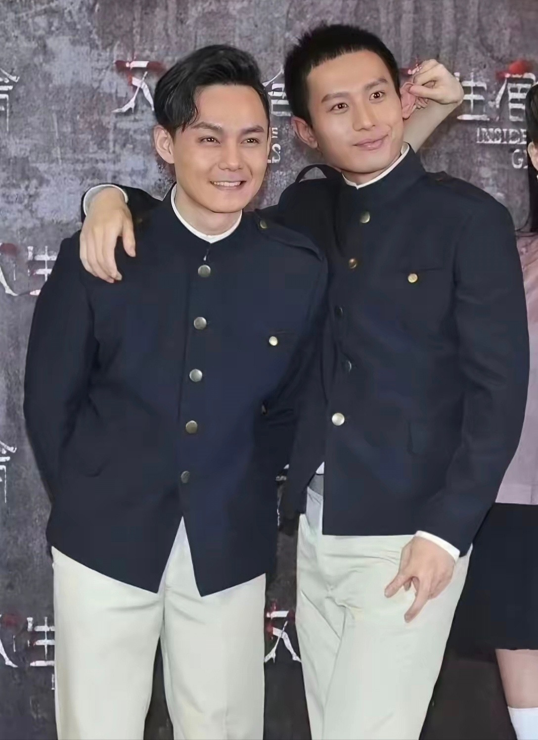 尹正年轻的时候是美貌，他旁边的男生也蛮帅的