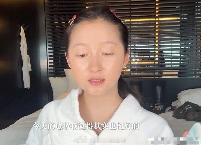 讲真....第一眼我没认出来是关晓彤，素颜皮肤很好，但是妆后五官更立体