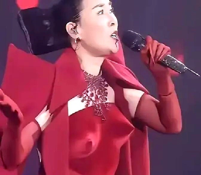 “这衣服防身用的？”演唱会灯一亮，旁边大哥脱口而出。台上那英穿着酒红色的高定裙，肩膀支棱着两根尖角。