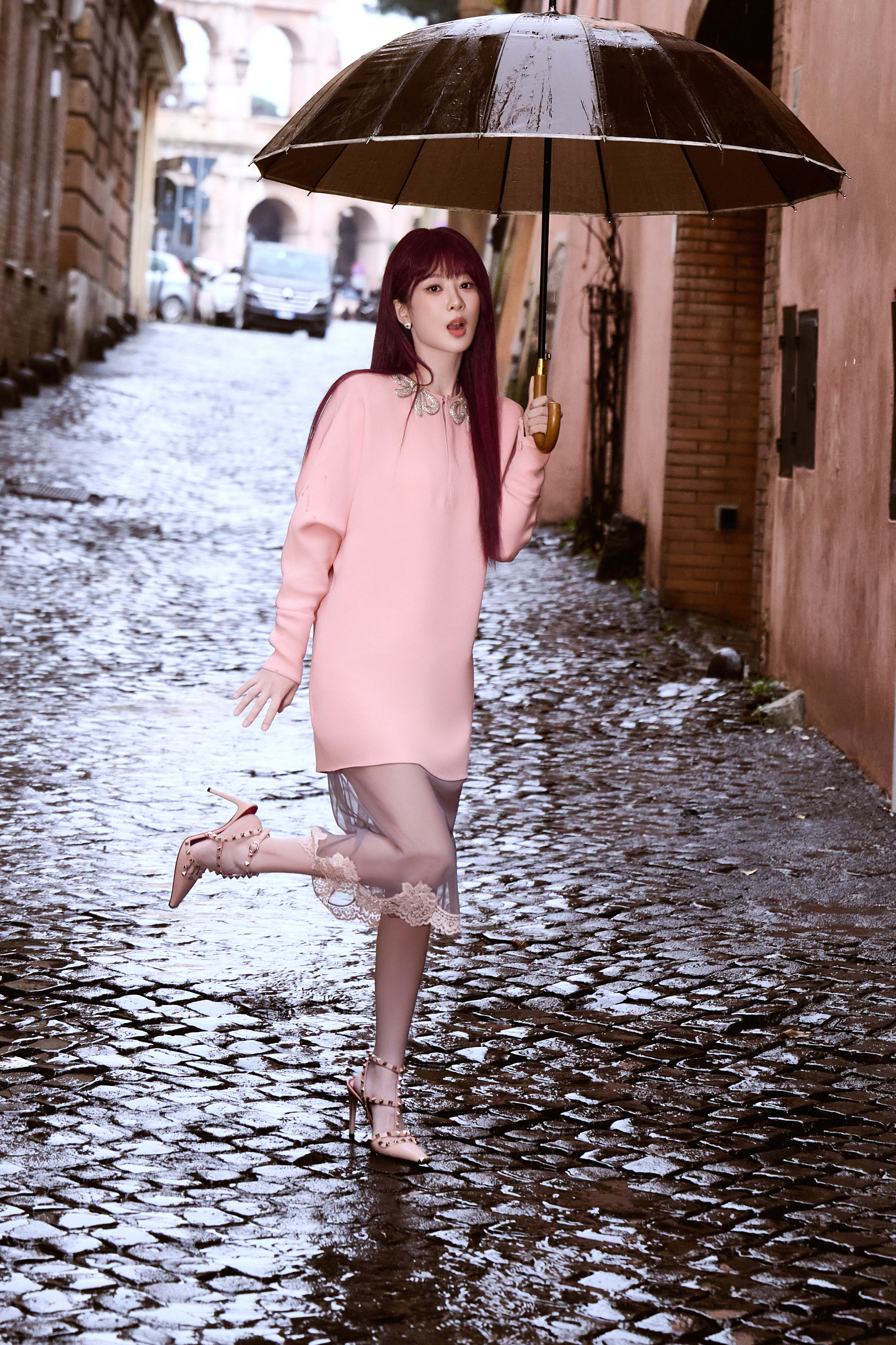 杨紫浅粉衬得肤色透亮，酒红发丝垂落，薄纱裙摆若隐若现，铆钉高跟鞋是点睛之笔。