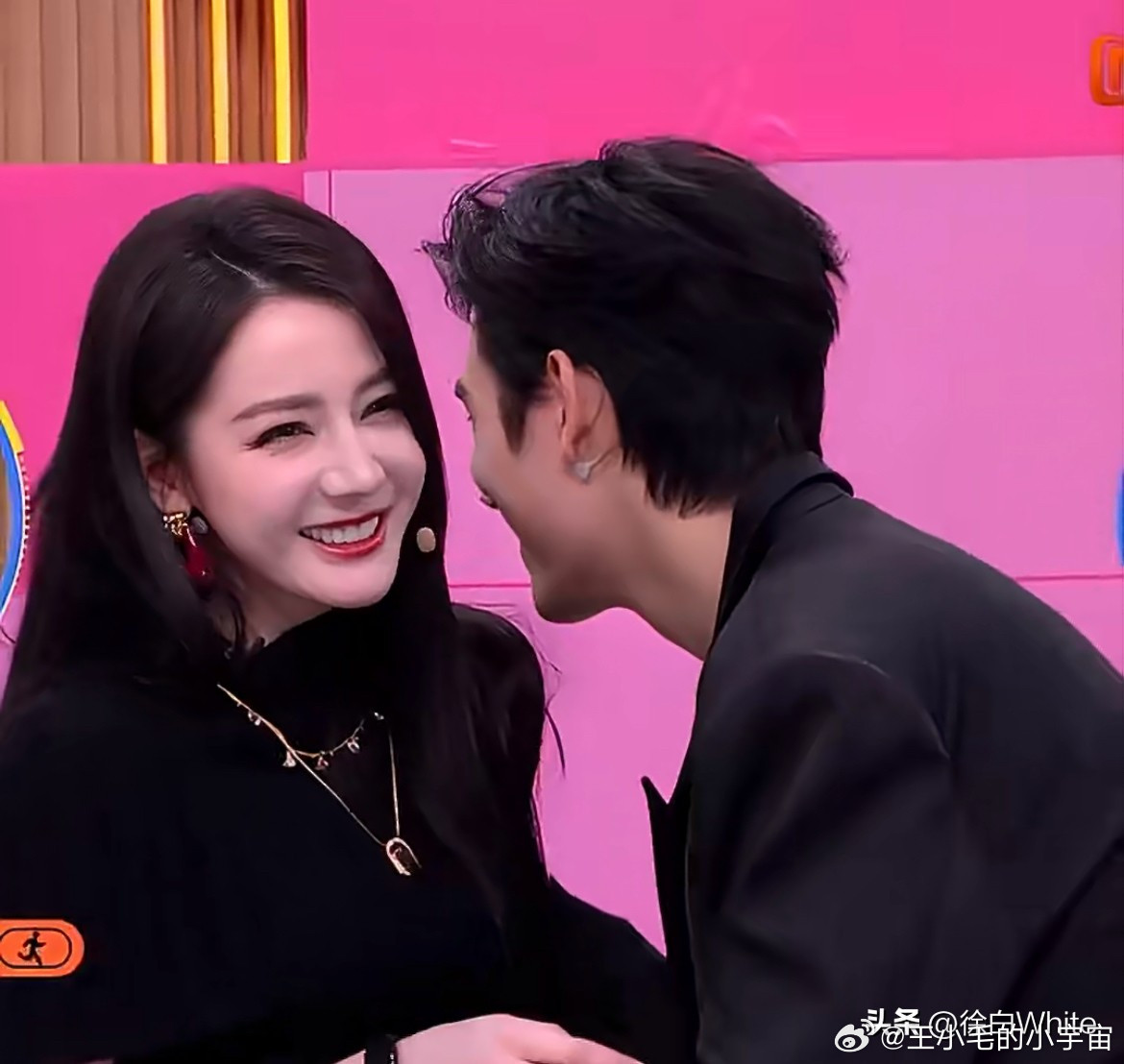 迪丽热巴节目里帖耳撩陈飞宇，惊呆刘宇宁，陈飞宇顶着通红的耳朵反撩迪丽热巴，有点不
