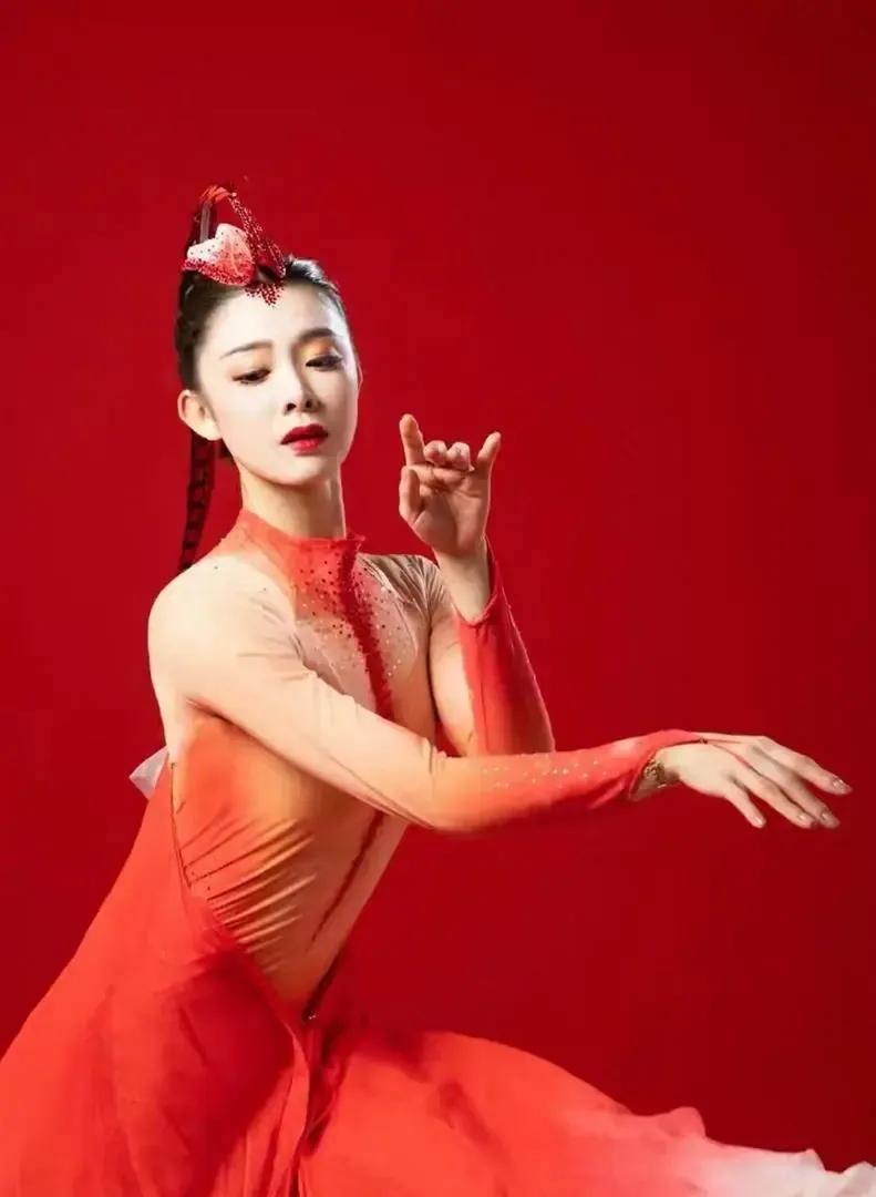 华宵一，古典舞界的璀璨明珠，以《罗敷行》《点绛唇》等作品封神，两度斩获“桃李杯”