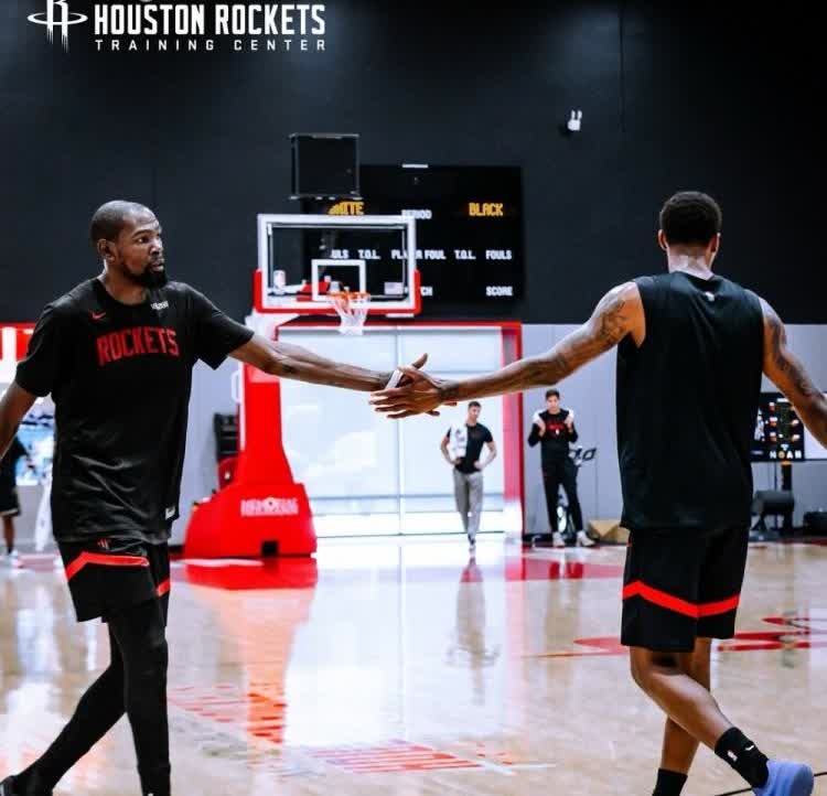 杜兰特和小贾这组合，NBA联盟应该找不出几个，两个人都可以打三四五号位。杜兰特有