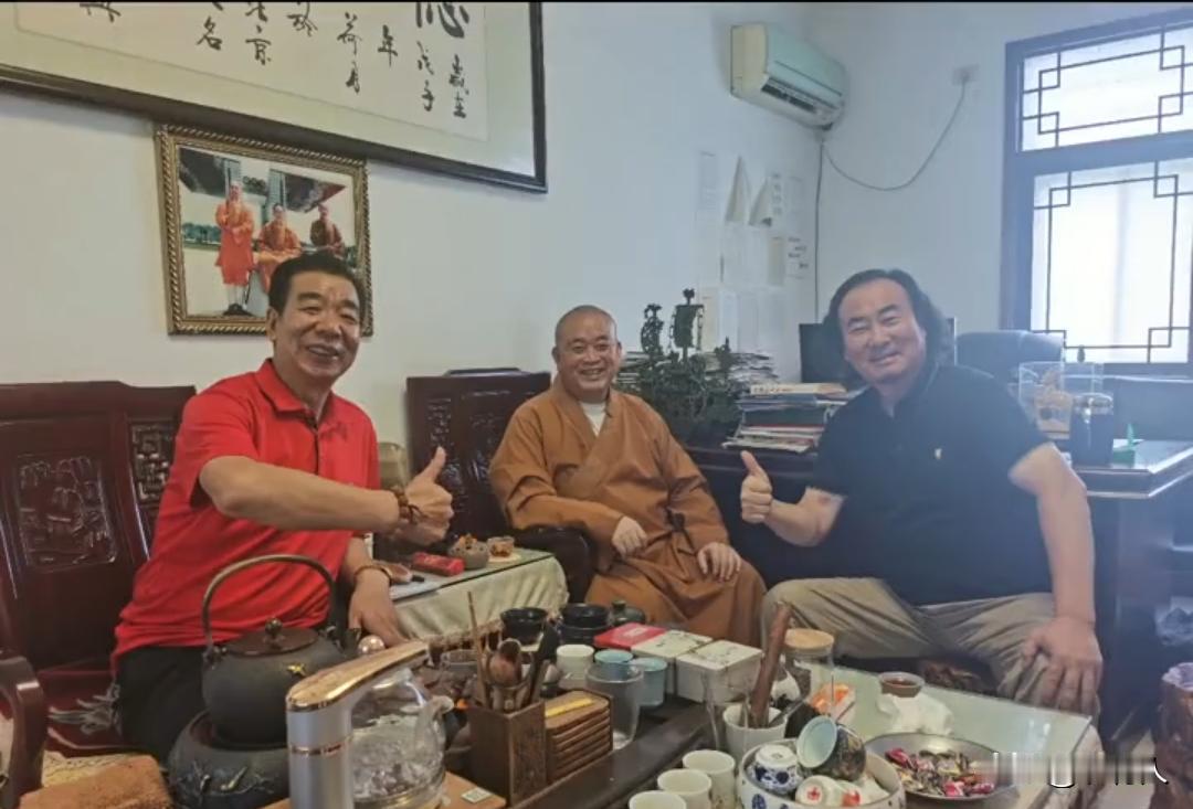 这是释永信和好朋友郑忠孝吃饭聊天的场景，两人共事多年。既是工作搭档，也是数十年私