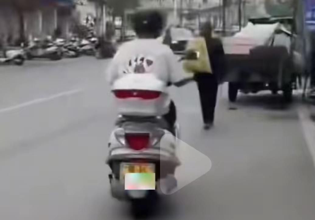 粤k020XX车主你摊上事了，你摊上大事了！你充满恶意的一脚已被全国人民看见，你