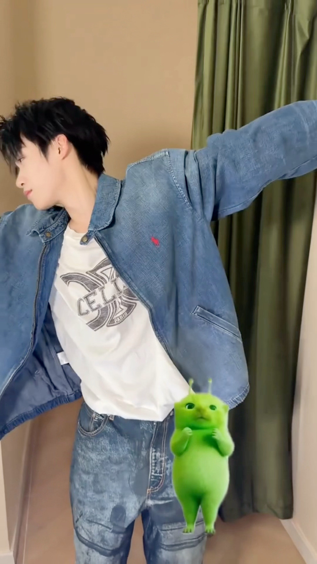 梓渝也跳了外星小绿猫舞来啦来啦梓渝也跳了外星小绿猫舞孩子不错过任何一个梗在