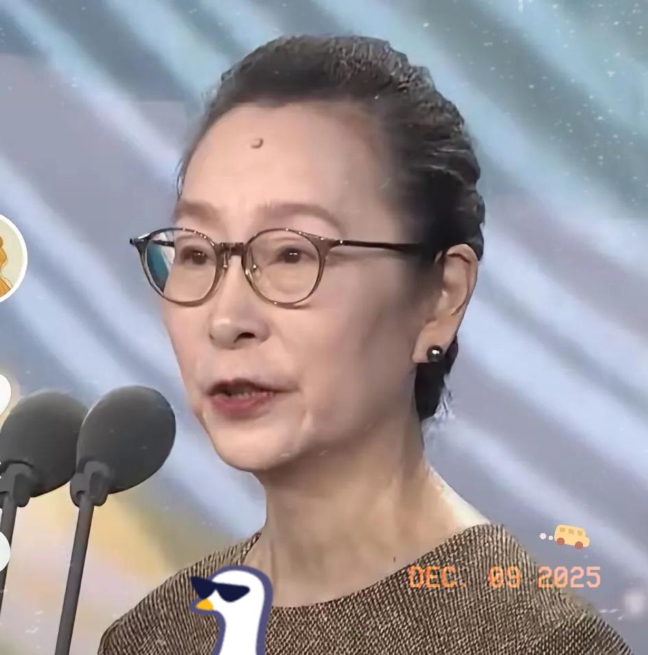 上海戏剧学院80周年校庆上，有人当着奚美娟的面追问她儿子亲爹是谁。她一点没