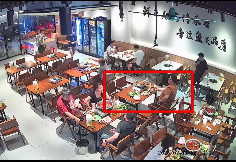 广州一男子多次吃霸王餐，借打电话上厕所溜走，老板忍无可忍，曝光了监控视频。在广州