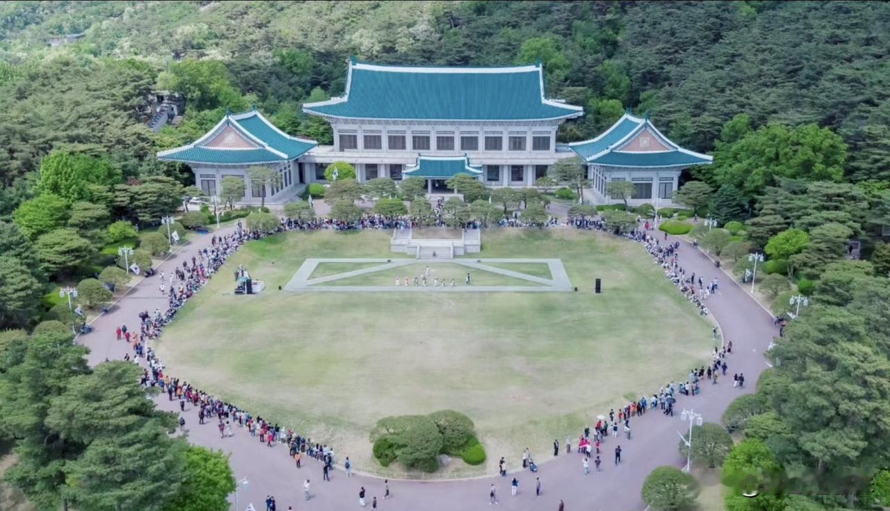 左图是韩国总统府青瓦台，右图是湘潭市殡仪馆，韩国人当年抄作业估计抄错答案了