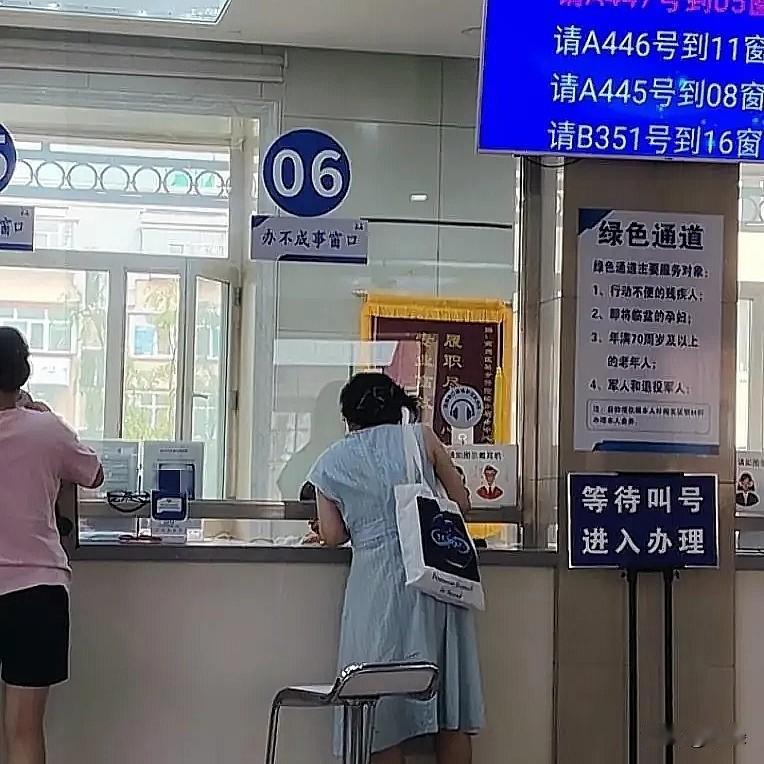 你敢信？社保局柜台计算器蹦出来的退休金数，我揉三回眼睛都没数清位数。我就是那个