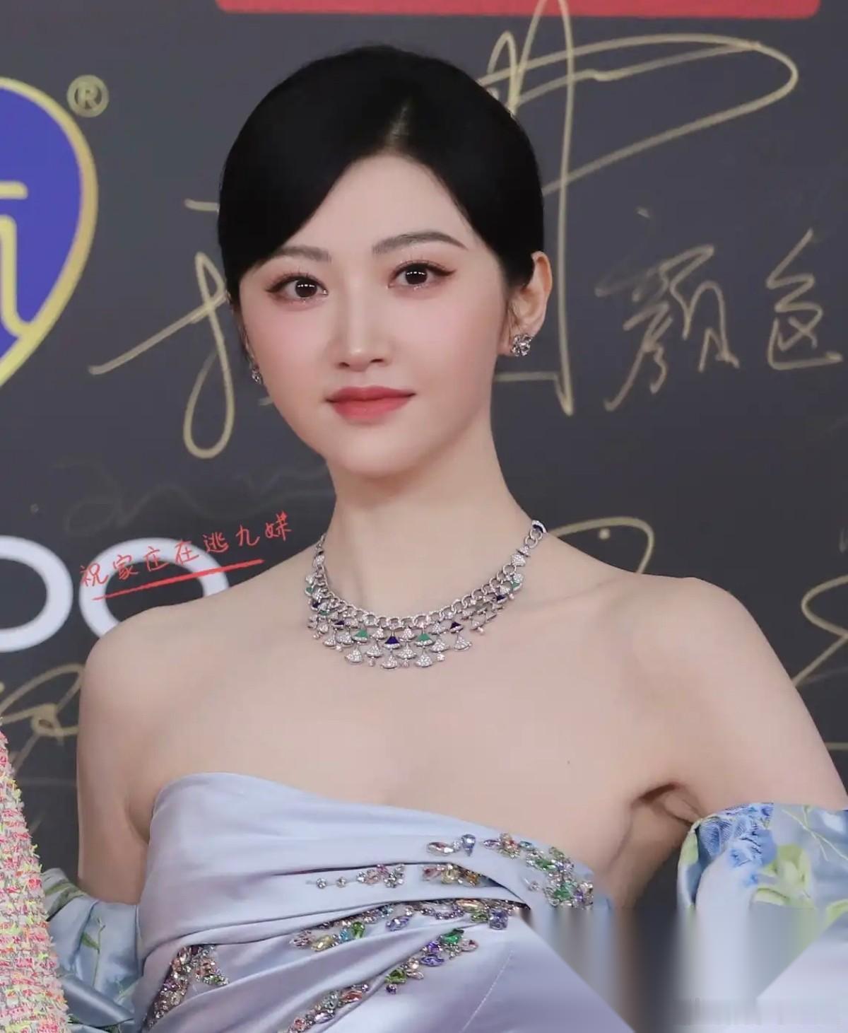 景甜这次风波后的动作，确实耐人寻味。刚出事那会儿，代言撤得干干净净，网上风声