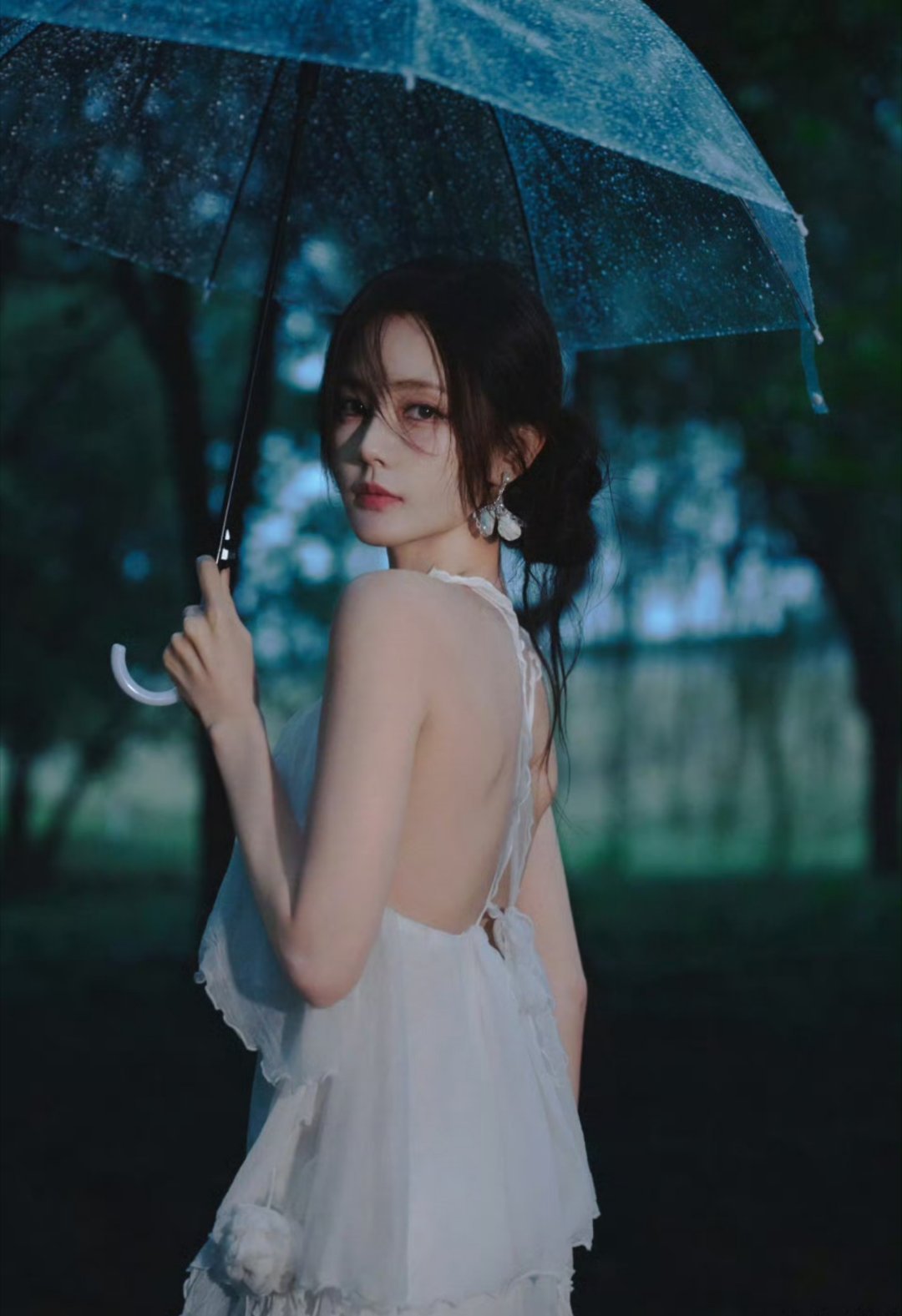 李一桐你终于出现啦[哭哭]工作之余一定要照顾好自己哦​​​