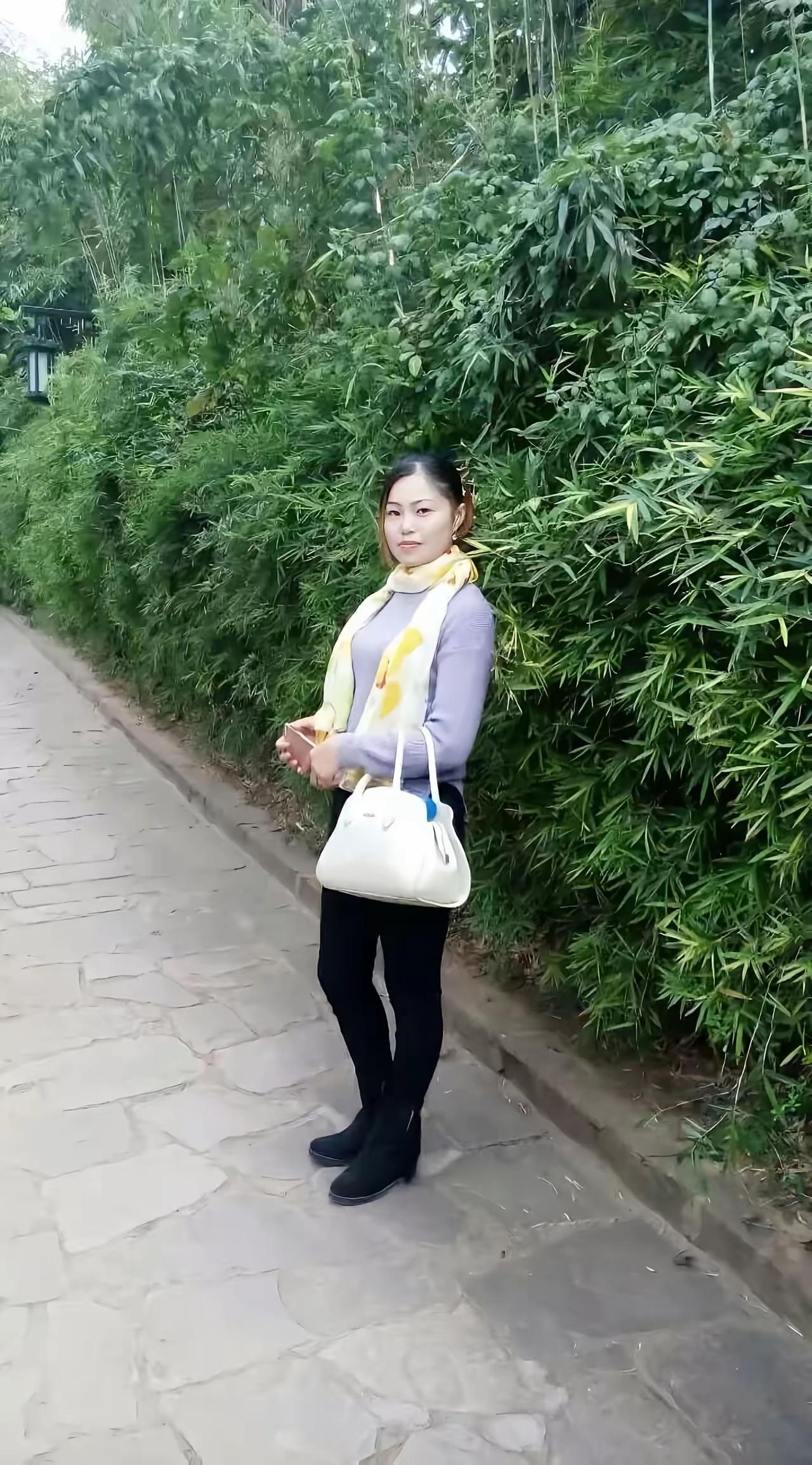 结婚十年了，今天还是选择离了，心里五味杂陈。就像玉芳，长相甜美又是大学生的她下嫁