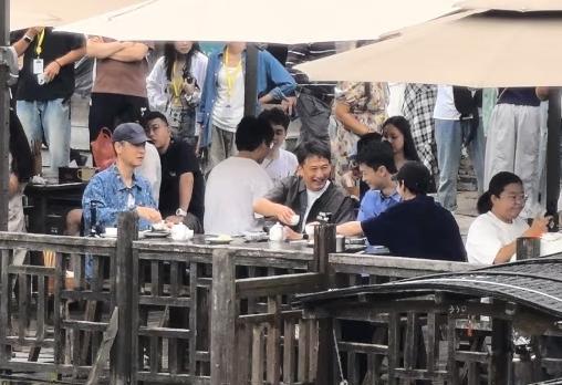有网友在乌镇偶遇黄磊，他好像和何炅、彭昱畅、任重在录节目！真的好久都不见他露面，