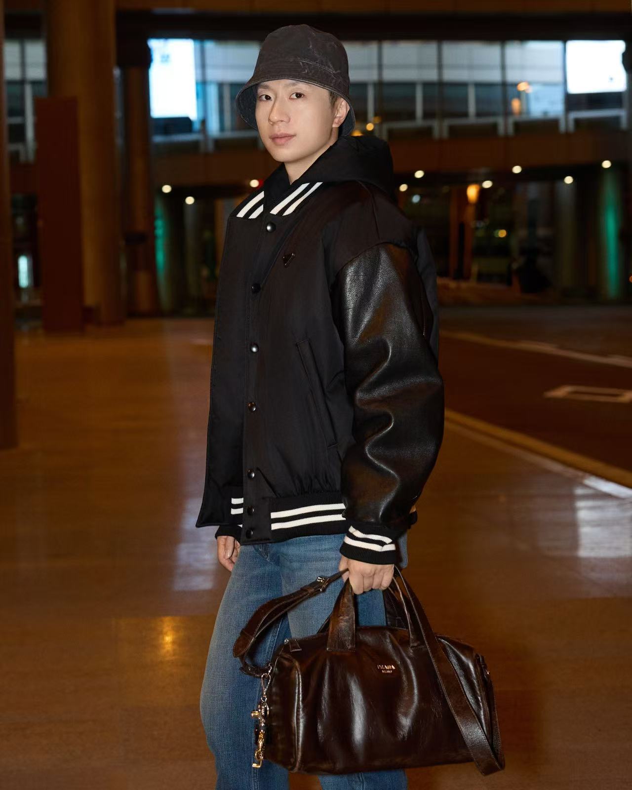 马龙从容街拍马龙身上有种奇妙的平衡感：赛场上的杀气与生活中的静气，顶级运动员的