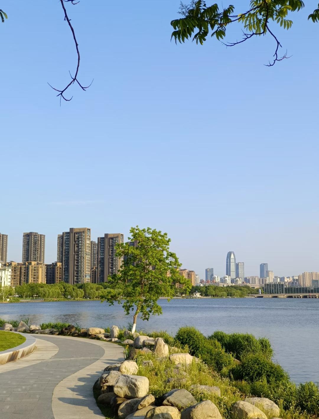 职场遇到工作难题别自己扛，及时跟领导汇报才是聪明人在职场里，谁还没遇到过工