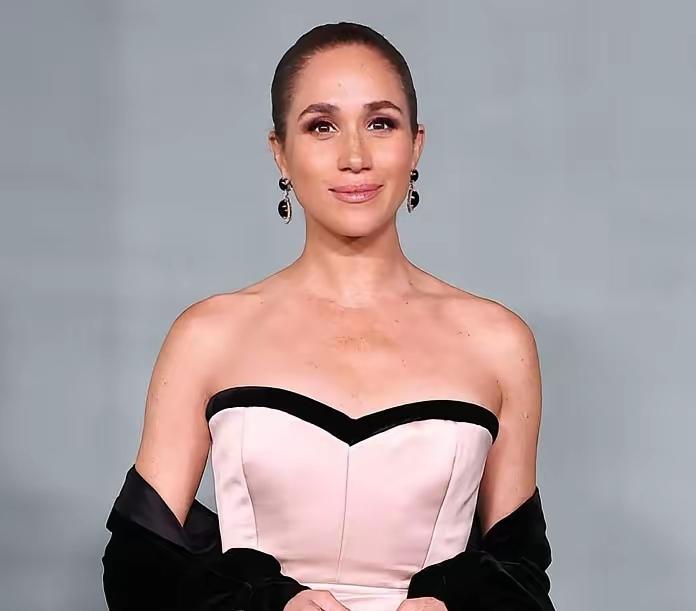 梅根，这又是玩得哪一出？果然，公爵夫人不会消停！这不一段时间不露脸的她，又忍