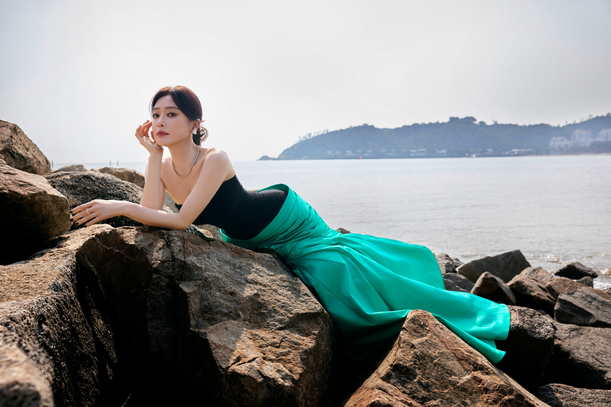 秦岚盘发太美了……好久没见秦岚盘发了这个发型简直美晕！身材也是一级棒姐姐你要我微