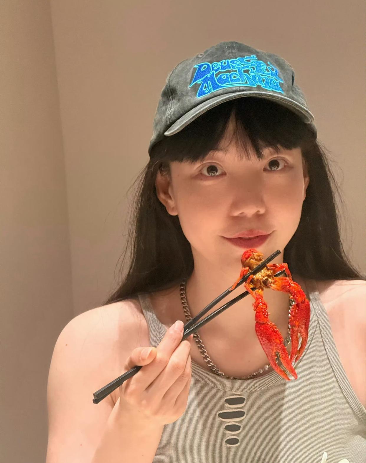 吴莫愁这素颜一露，当年那些骂她丑的人，脸疼不？台上那妆，厚得能刮下来二两，恨