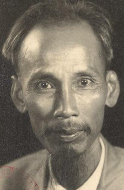 看看这个老哥是谁，长得怎么样？他是越南人。不过他事业很发达，充满自信。他擅长