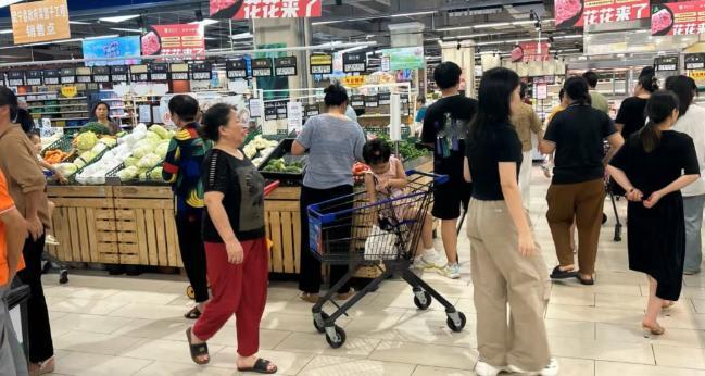 发现个奇怪的现象：超市理货员、收银员，一个月到手就两千多块，这点工资能干啥？