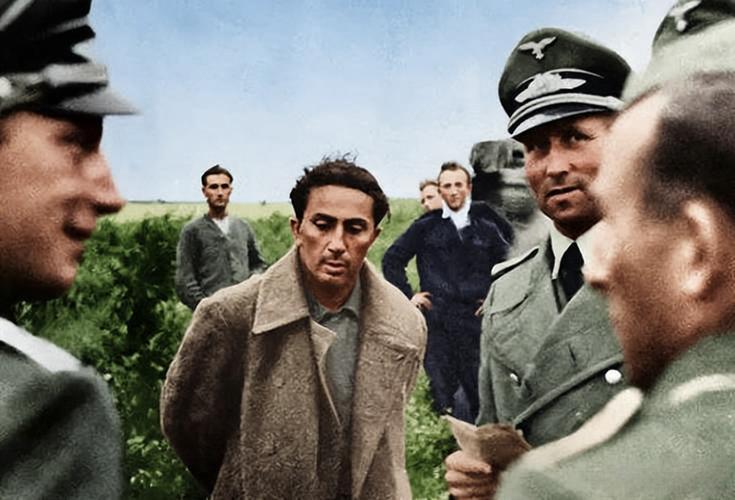 照片中是1941年7月的雅科夫，他神情憔悴黯淡，松垮的外套裹着单薄的身形，显露出