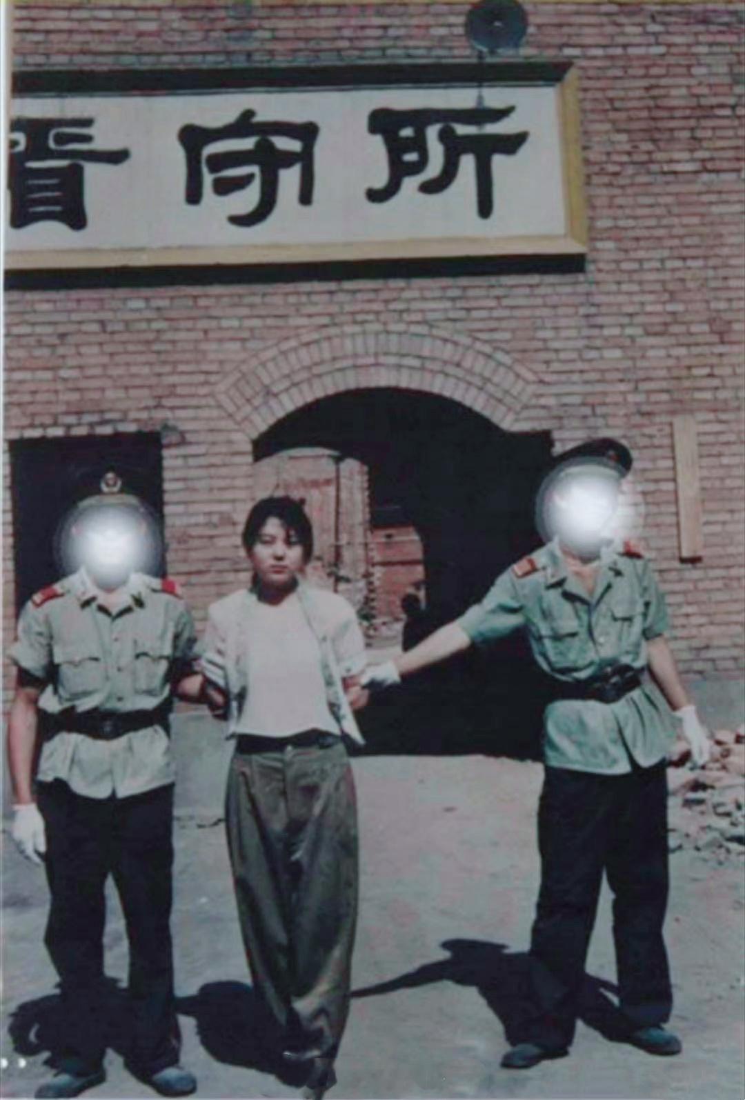 1990年，河南。20岁的任雪被矿长诱奸，激愤的她将矿长女儿丁某，诱骗到偏僻处杀