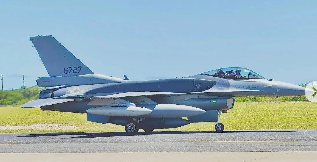 夏威夷机场跑道上，两架全新F-16VBlock70被镜头锁定，编号“6727