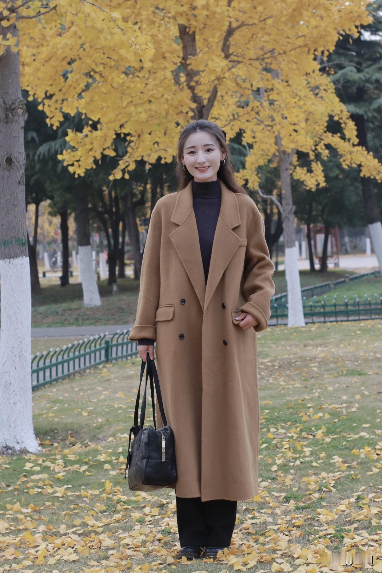 深秋适合多穿深色系，例如米色大衣像黑色半长裤高领衫，耐脏又稳重，不挑人还能修饰身