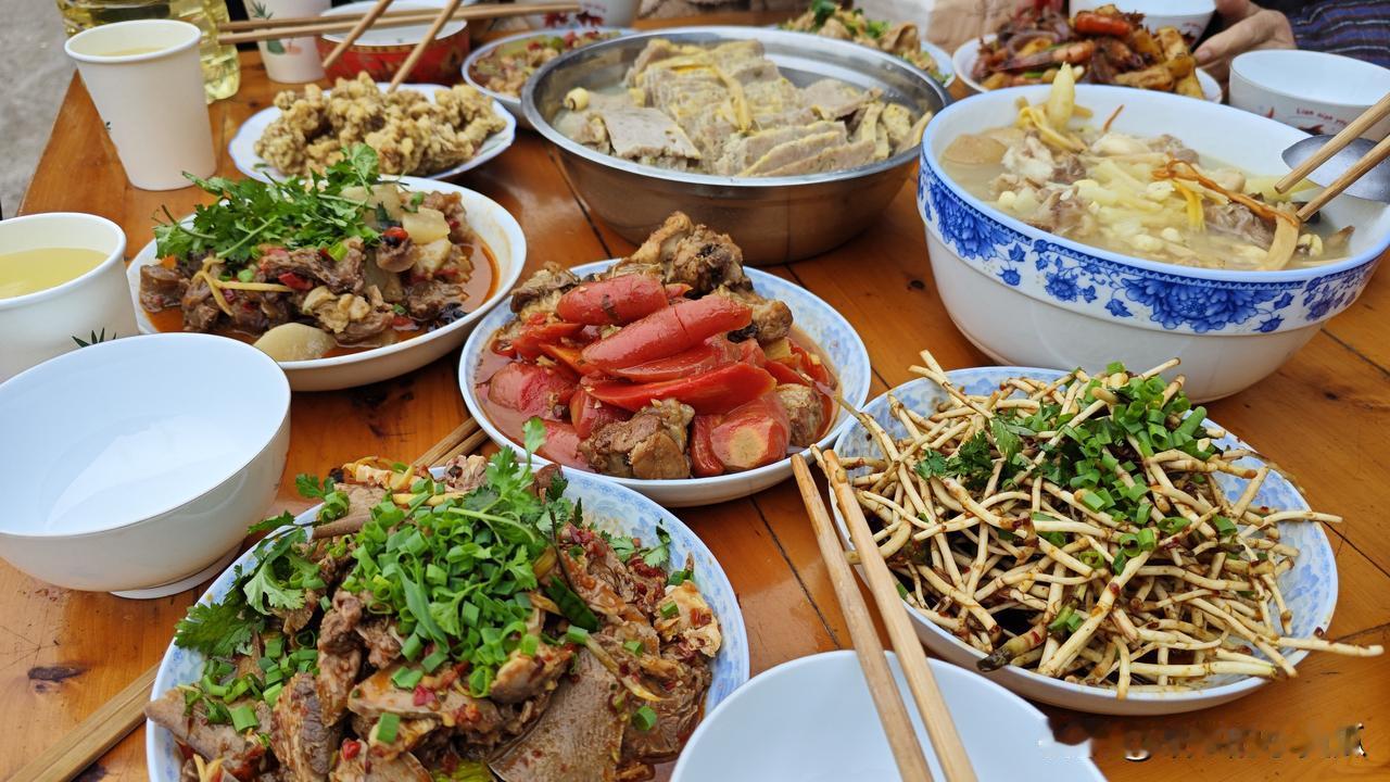 吃席方面还得是农村的味道足关键点在于食材的新鲜地道自己养的猪🥩，土鸡蛋蔬