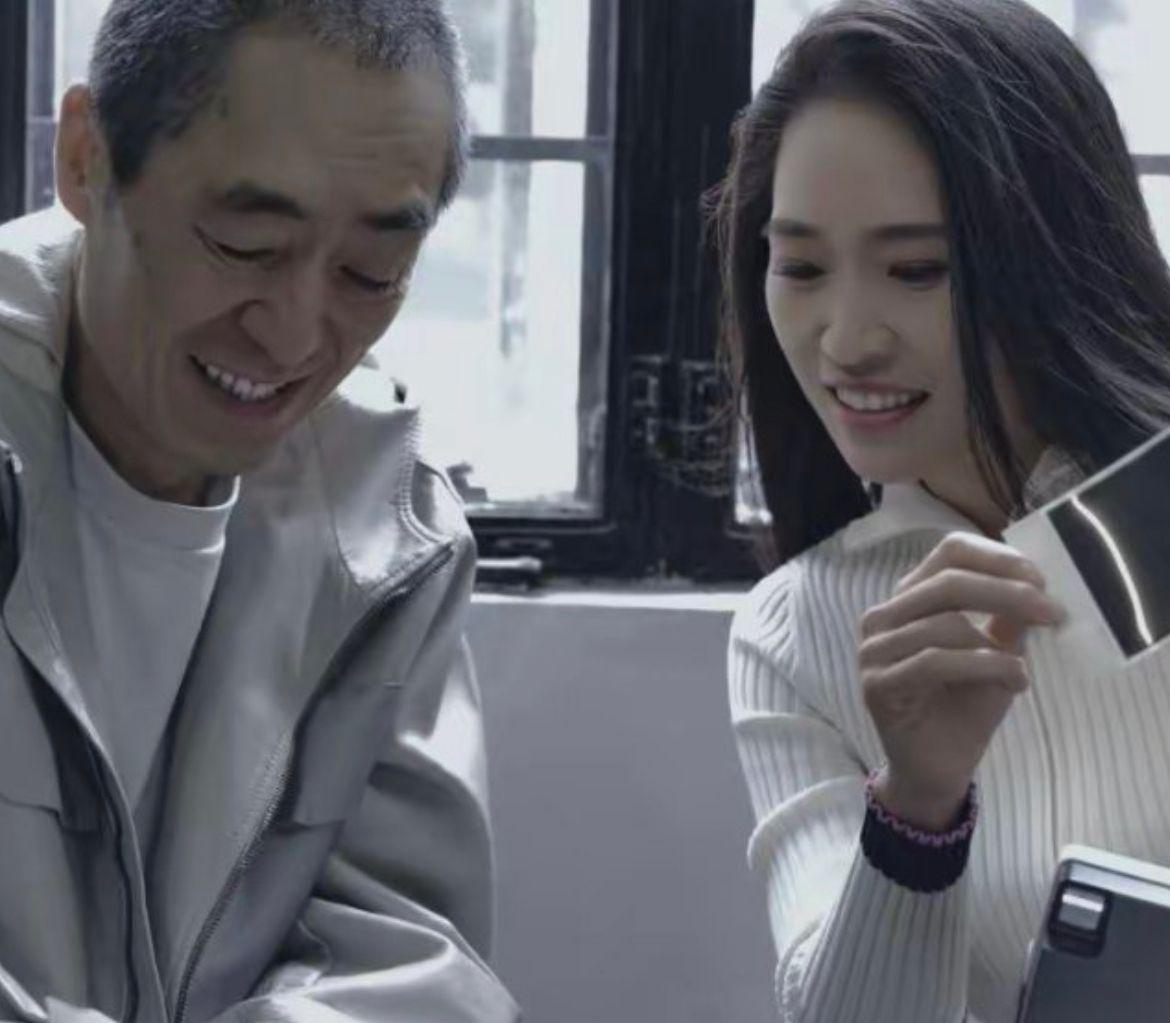 1997年，张艺谋回老家给父亲办后事，14岁的张末看着他，小心翼翼地问：“爸爸，