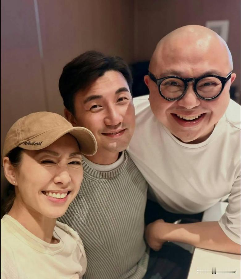 胡定欣嫁的这位医生，底细全被扒出来了，比TVB剧还离谱。胡定欣最后嫁的，不是