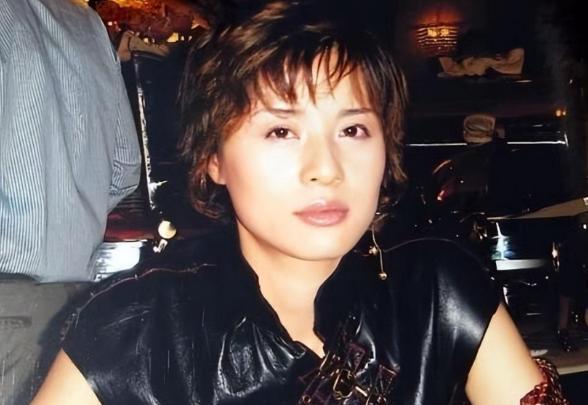 “常熟第一美女”模特顾春芳，靠姿色4年借17亿，哪怕穿着嫌犯的黄色马甲，即使没有