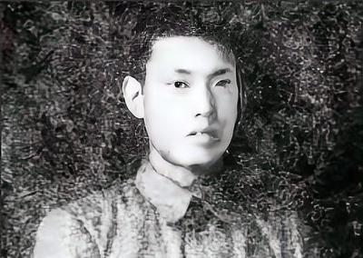 1929年，18岁新娘帮丈夫整好衣领，柔声送他出门，丈夫刚拐进巷口，一声枪响倒在