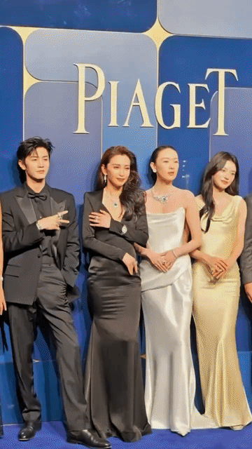 李冰冰的实力摆在那儿，气质真的无敌，52岁的人了，头发美到让人惊叹，乌黑油亮又浓