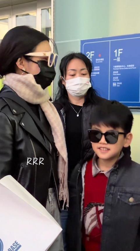 陈妍希晒儿子正脸照，浓眉大眼超像陈晓