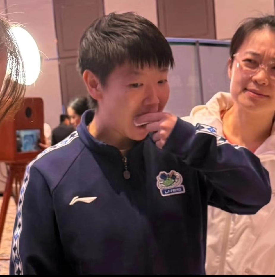 澳门世界杯现场抓包！孙颖莎变身小吃货，队医在身后默默围观😂 澳门世界杯间