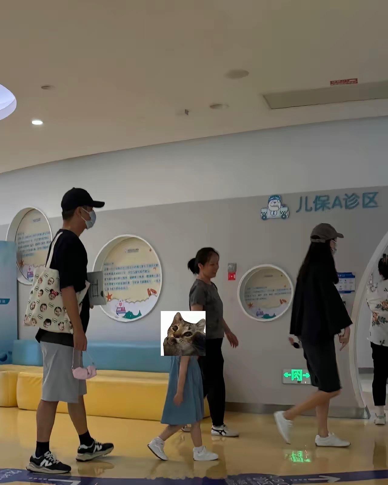 任重孙骁骁带女儿做儿保偶遇任重孙骁骁带女儿做儿保网友医院偶遇一家三口做儿保，穿
