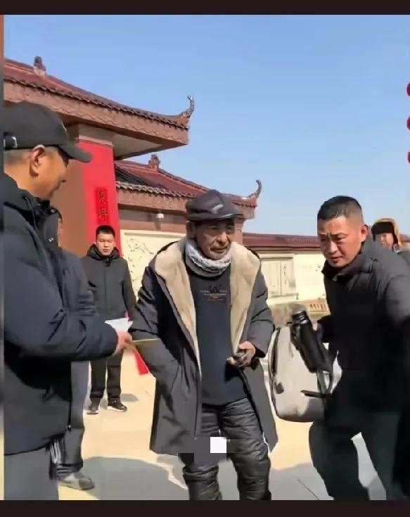 一个穿黑衣服的中年男人给刘强东写了一封信，托刘强东爸爸带给刘强东。刘强东爸爸